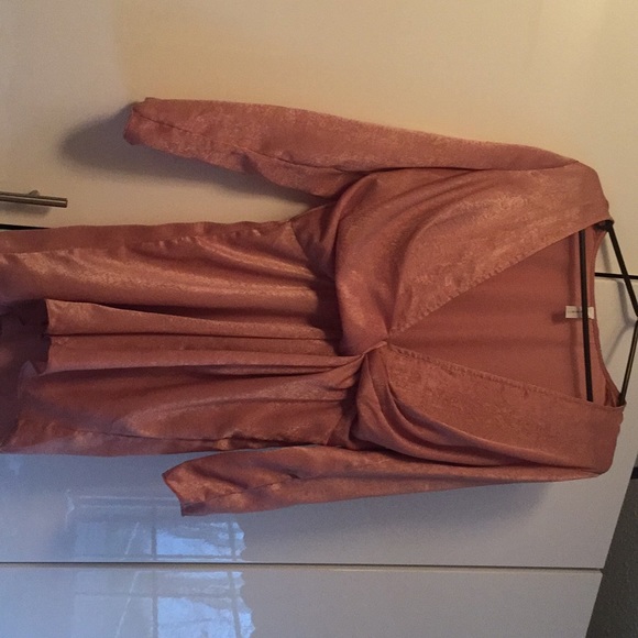 Pretty V-neck dress 🌼 - Picture 3 of 4